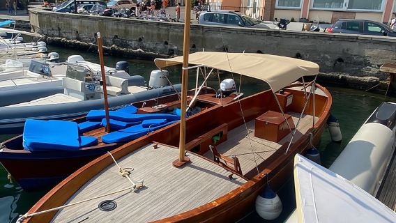 Napoli: Tour in barca lungo la costa di Posillipo con aperitivo