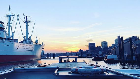 Hamburg harbor cruise with cheese and wine