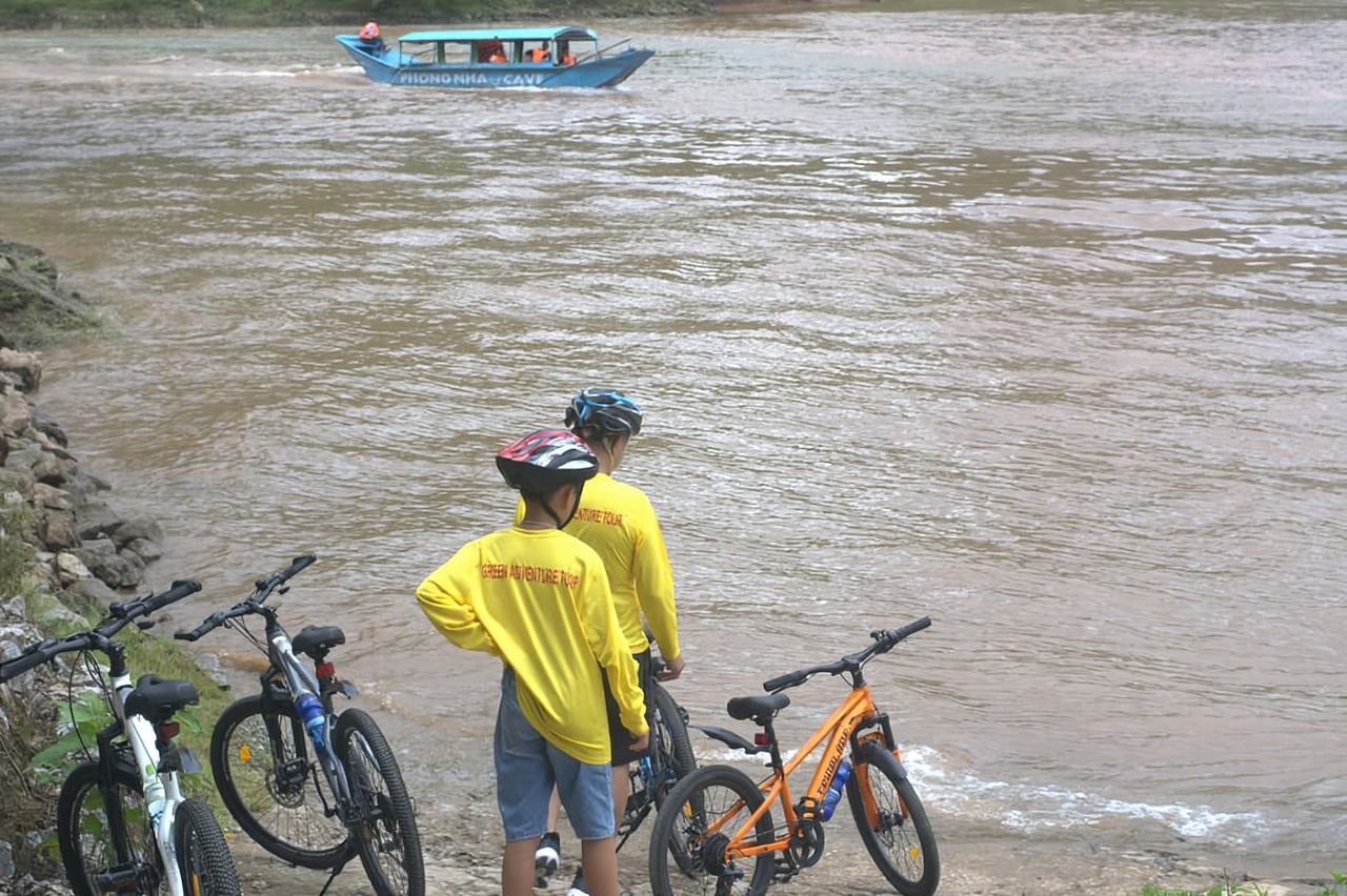 自転車でフォンニャ洞窟とダークケーブを探検