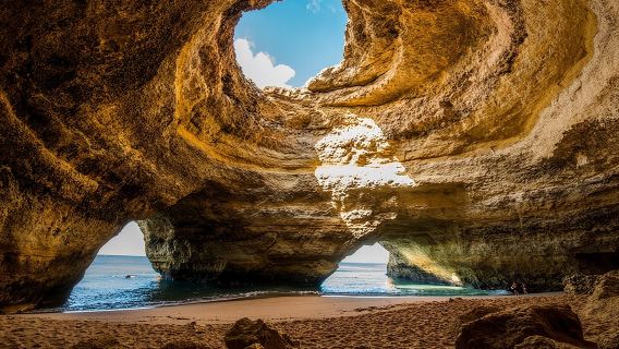De Portimão a Benagil: recorrido por la cueva de 90 minutos con olas de adrenalina