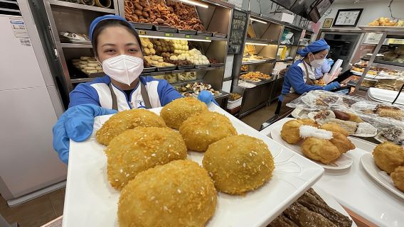 Private Beijing Street Food Tasting Tour in Hutong