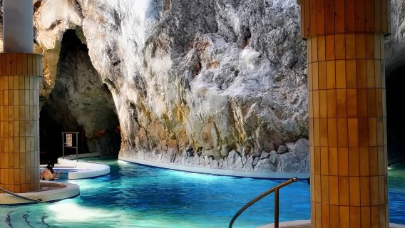 En toda Hungría, servicios de traducción, guía local, guía turístico, servicio de coche privado con conductor para traslados, fotógrafo para seguimiento, acompañamiento de negocios, acompañamiento médico, planificación de viajes y servicios personalizados.