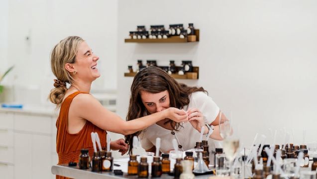 สร้างน้ำหอมหรือโคโลญจน์แบบกำหนดเองในชาร์ลสตัน SC: ผสมและจับคู่