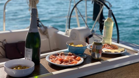 Barcelona Sailing: Light Snacks & Open Bar with Private Option
