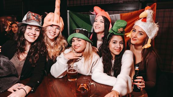 Barcelona Pub Crawl With Karaoke, Beach bars & VIP Club