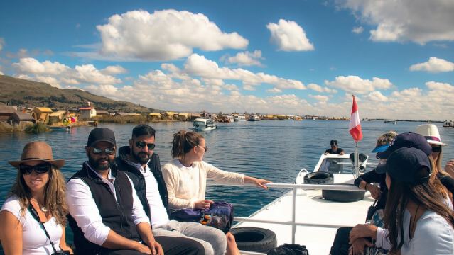 ทริปวันเดียวเต็มวันไปยังทะเลสาบตีตีกากา เกาะอูรอส และเกาะตากีเล