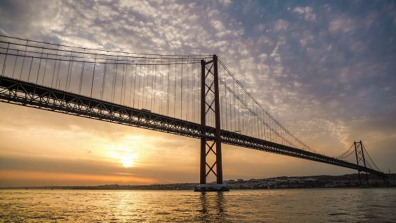Lisboa: Crucero nocturno con discoteca, DJ y barra libre