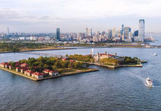 NYC: 自由の女神像とエリス島ガイド付きツアー | Trip.com