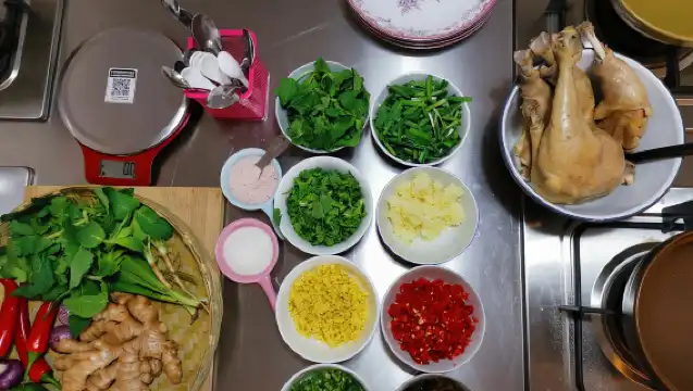 Eatwith - 共颮時刻- 雲南麗江- 傳統地道納西廚房- 本地農夫市集探索- 三道納西美食- 鬼雞，小鍋米線，泡魯達