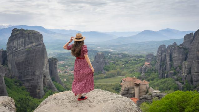 Thessaloniki : Meteora Full-Day Bus Trip with Local Guide