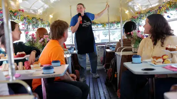 ダブリン:アフタヌーンティー・ヴィンテージバスツアー