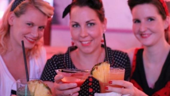 Berlin: Knutschfleck-Ticket mit Varieté-Show und Abendessen