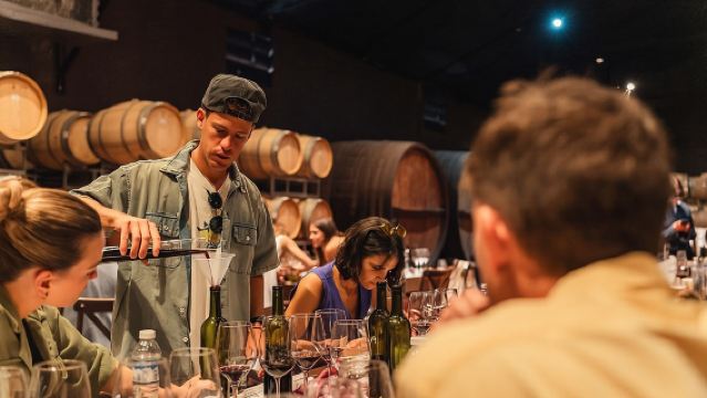 Weinprobe in zwei Weingütern + vollständiges Mittagessen. Transfer inklusive