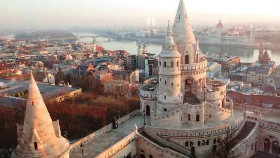 Budapest: Castle District Guided Tour + Sightseeing Bus Tour