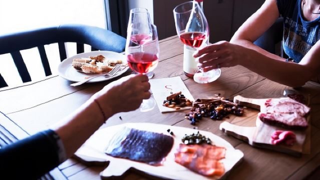 Un univers de dégustation de vins à Némée