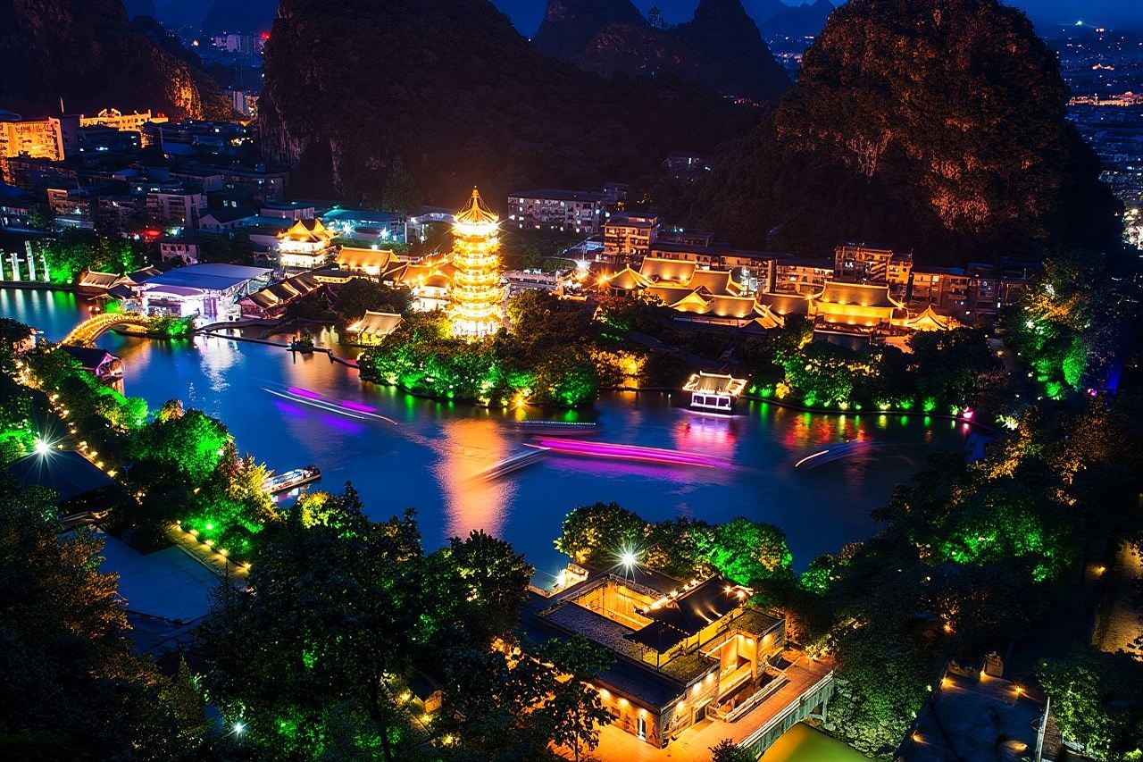 ทัวร์ส่วนตัวยามค่ำคืนที่เมืองกุ้ยหลินพร้อมล่องเรือชมสองแม่น้ำและสี่ทะเลสาบ