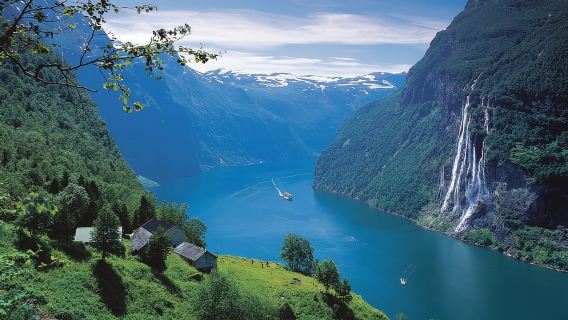 จากโอเลซุนด์: ล่องเรือไป ไป-กลับ ที่ไกแรงเกอร์ฟยอร์ด