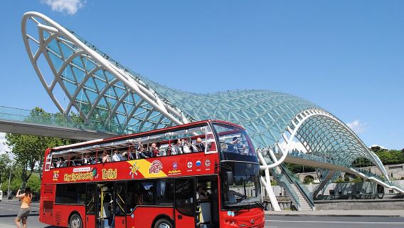 Recorrido por la ciudad de Tiflis en autobús rojo