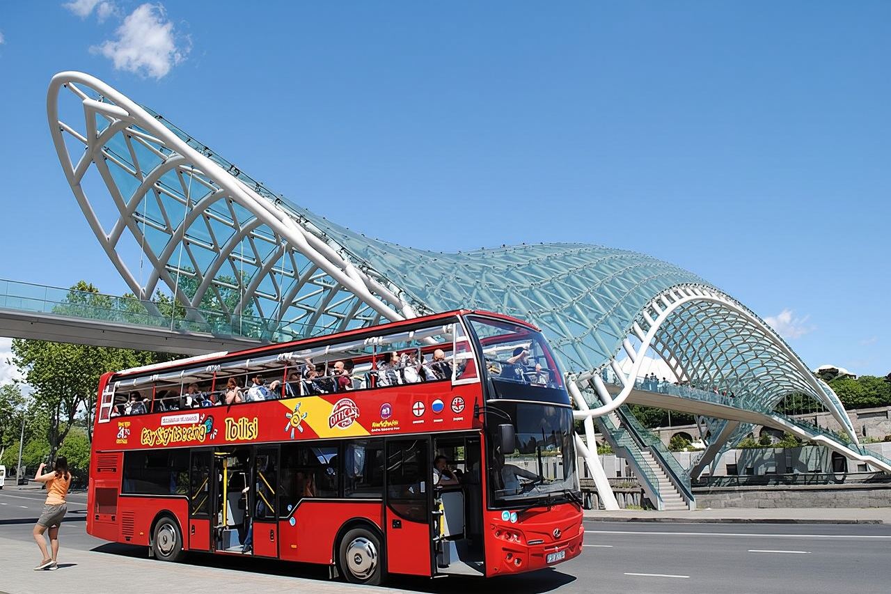 Tour della città di Tbilisi sull'autobus rosso