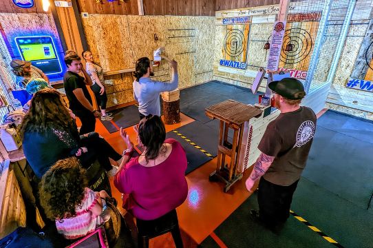克利爾沃特 Hatchet Hangout 90 分鐘飛斧投擲指導體驗