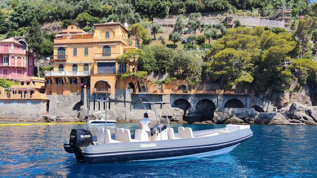 ทัวร์เรือไปปอร์โตฟีโน่และซานฟรูตตูโอโซสำหรับกลุ่มเล็ก