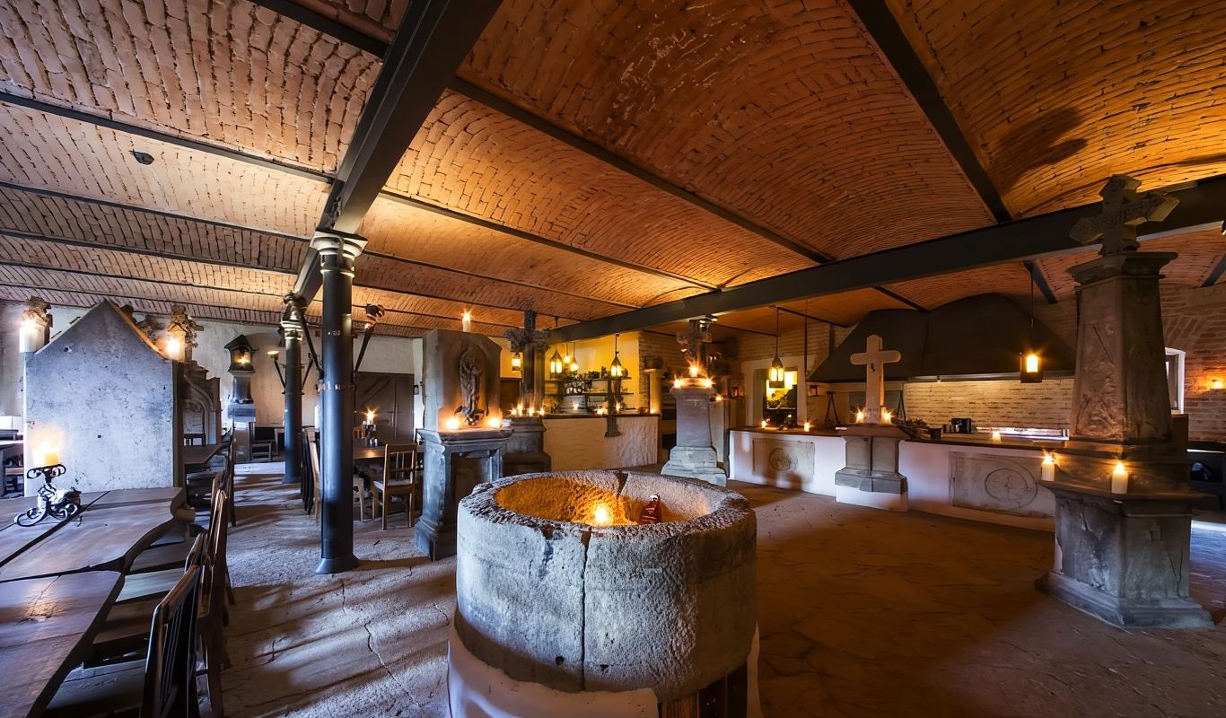 การแสดงและอาหารค่ำยุคกลาง ทัวร์ปราสาทและโรงเบียร์ บริการรับที่โรงแรม