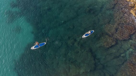 Berselancar di papan dayung menuju matahari terbenam dari Pulau Lokrum di Dubrovnik