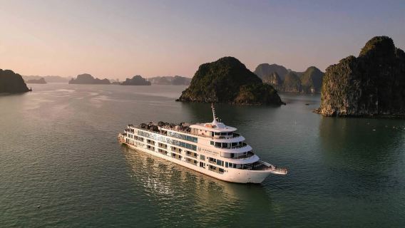 Kapal Pesiar Mewah Bintang 5 Ambassador Cruise di Teluk Ha Long