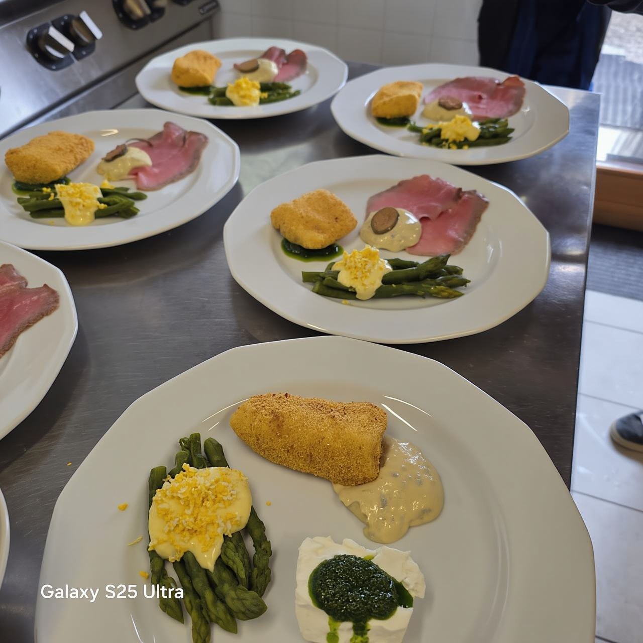 ทางช้างเผือก: เดินป่าด้วยรองเท้าลุยหิมะยามค่ำคืน พร้อมรับประทานอาหารค่ำแบบดั้งเดิมในกระท่อมบนภูเขา