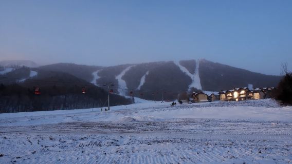 Northeast Harbin Winter Adventure: For the Seasoned Ice and Snow Enthusiasts on Social Media - 5-Day Itinerary Featuring Harbin's Ice and Snow Fairytale, Snow Town's Hidden Gems, Changbai Mountain's Heavenly Lake, and Yanji's Delicacies