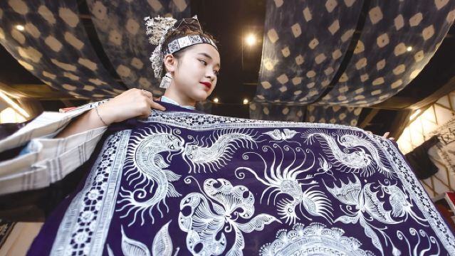 ทัวร์วันส่วนตัวไปเมืองโบราณเฟิ่งหวงจากจางเจียเจี้ย (รวมกิจกรรมทำผ้าบาติกเสฉวน)