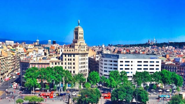 Plaça de Catalunya + Aquarium + Castle of the Three Dragons + Magic Fountain of Montjuïc Day Tour