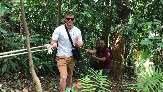 Excursión a pie por la selva con visita al templo del Gran Buda y almuerzo incluido.