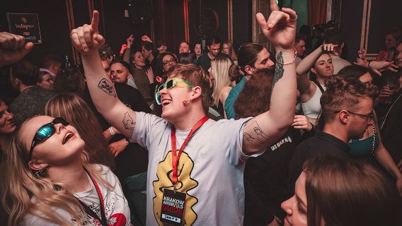 Giro dei pub di Cracovia con alcol e karaoke gratuiti + 4 club/bar