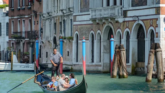 Venice gondola cruise in Italy [Bridge of Sighs/landmark buildings/experience Venice's historical traditions]