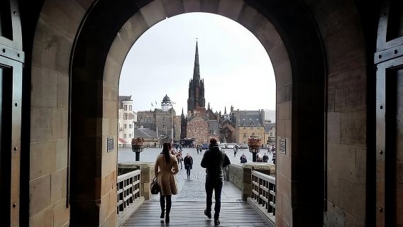 Edinburgh Castle Guided Walking Tour in English