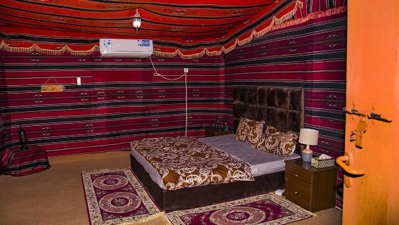 Pernottamento in roulotte di cammelli con cena barbecue e colazione araba