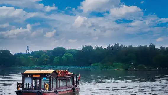 4 hours Walking tour to Wuhan Yellow crane tower and Donghu lake with boat trip