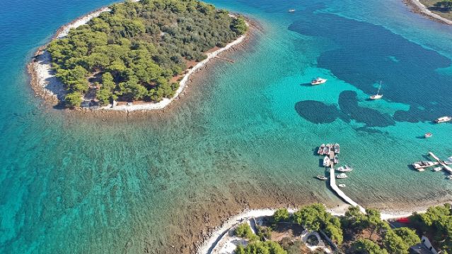 Экскурсия на скоростном катере на три острова из Трогира на полдня.