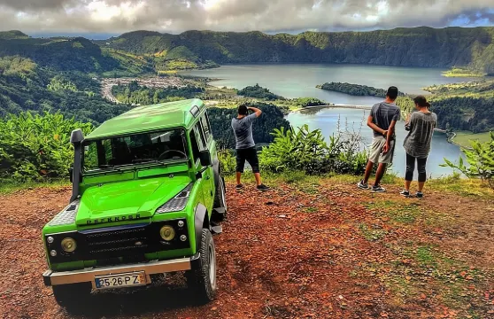吉普車全日遊：七城鎮及火湖（含午餐及飲品）。