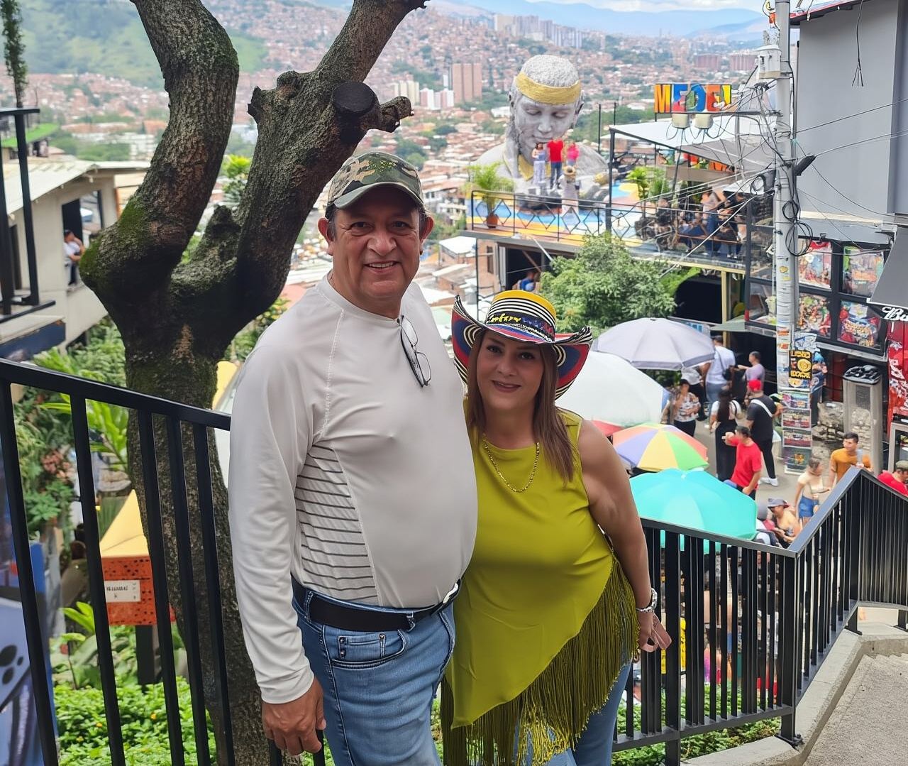 Medellín: Comuna 13 District Tour with Cable Car Ride