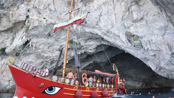 Nydri: Navigando nella Storia. Crociera Giornaliera con Barbecue in Spiaggia