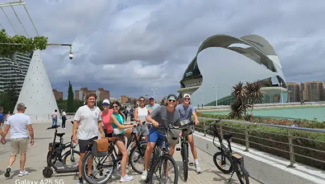 Valencia: City Highlights E-Bike/Bike Tour with Guide