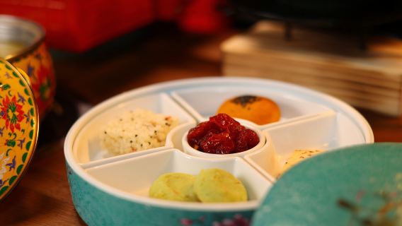 Lijiang Imperial Banquet: Step into Ancient Royal Feasts (Costume Fun+Music & Dance Performance)