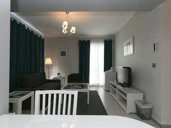 The Conroy Boutique Hotel - Tap to explore photos