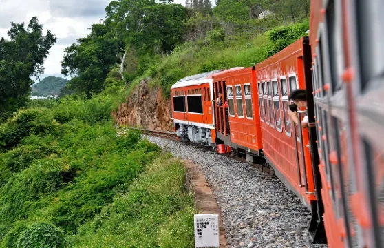 石屏米軌小火車+建水十七孔橋+團山民居一日遊