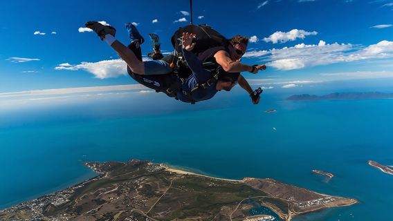 Airlie Beach Parachuting(optional 8000/15000 feet + Hotel pickup/beach landing)