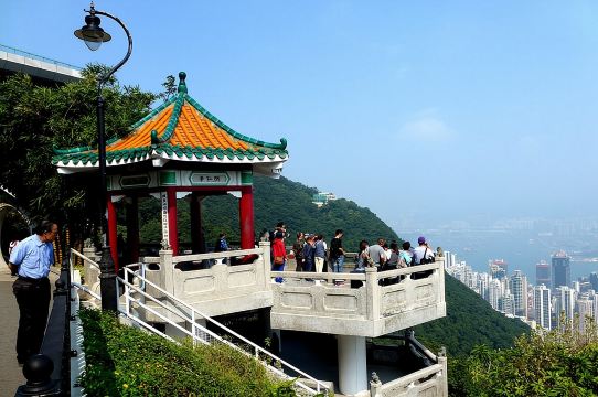 Victoria Peak: Climb to the summit via the Mid-Levels escalato on an audio tour