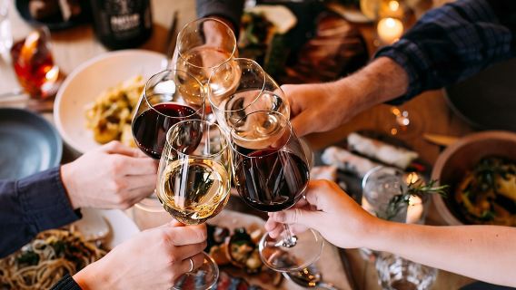 ทัวร์ทาปาสมื้อกลางวันหรือมื้อเย็นของบาร์เซโลน่า: อาหาร เครื่องดื่ม ความสุข!