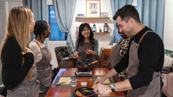 Khóa học nấu ăn kết hợp rượu vang đỏ với món kim chi cùng chuyên gia rượu